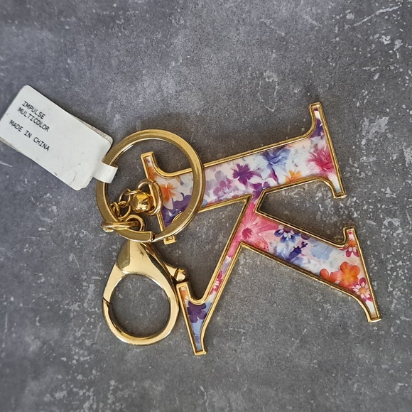 Beautiful Double-sided Floral Initial "K" Keychain - Picture 4 of 5